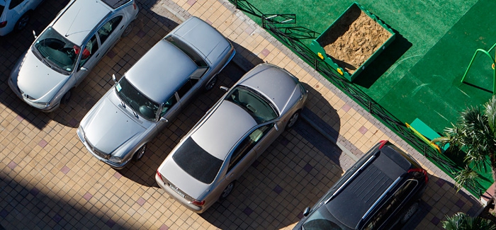 За парковку на детских площадках и газонах в ХМАО будут штрафовать