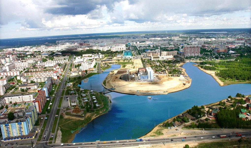 Сильные дожди размыли грунт, и жидкие нечистоты хлынули в лес и затопили дорогу