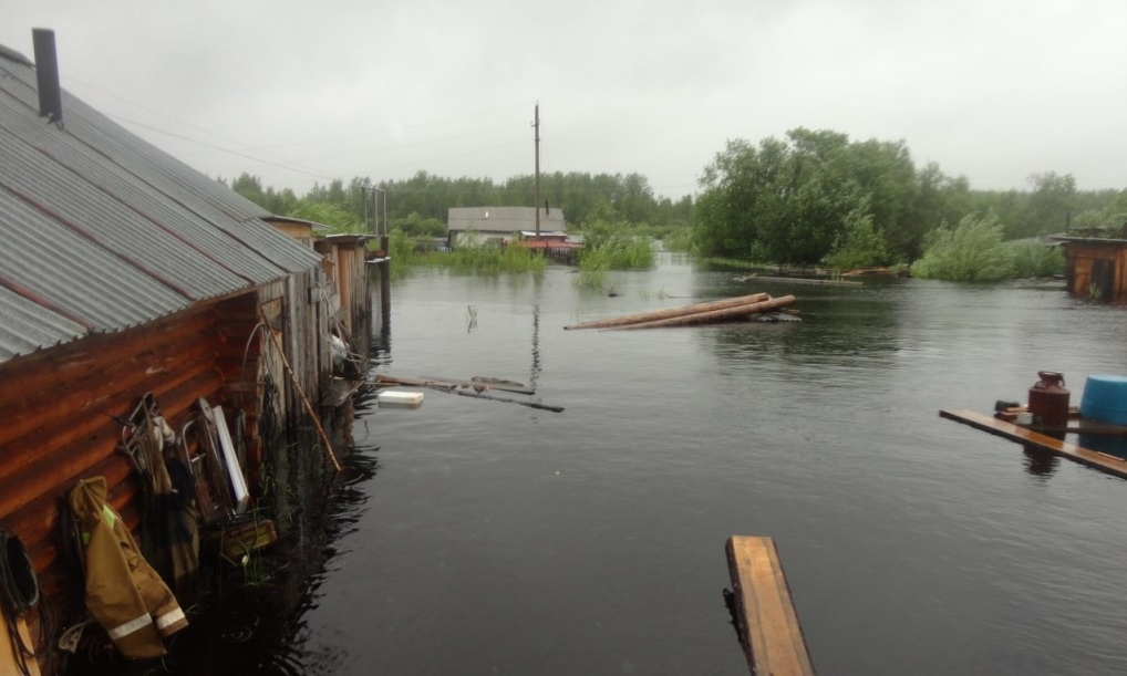 Администрация Нефтеюганского района приняла решение выплатить всем пострадавшим от наводнения по пятьдесят тысяч рублей