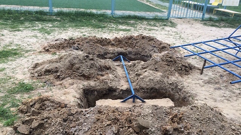 Ведется опрос свидетелей и выясняется, кто несет ответственность за состояние снарядов на детской площадке