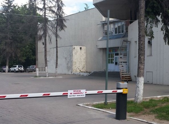 Планируется огородить территорию для машин тех людей, которые приезжают на киносеансы и спектакли кукольного театра