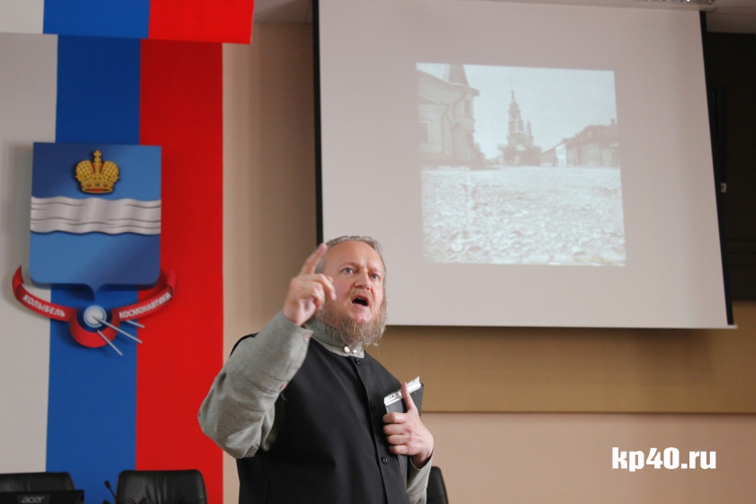 Фото выступления о. Андрея Безбородова с портала kp40.ru