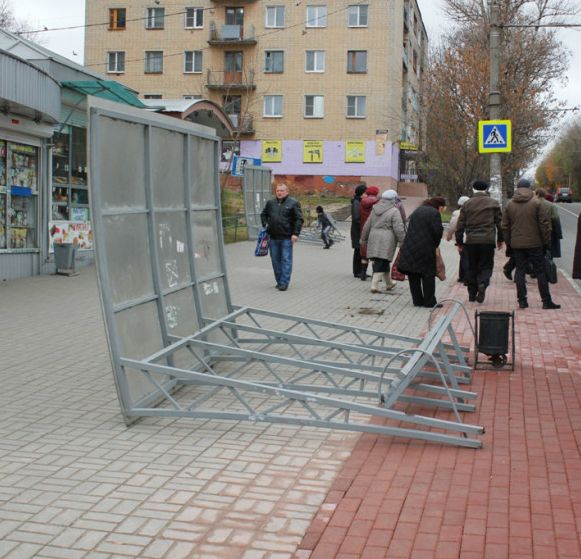 Калужане недовольны тем, что городские власти демонтировали 37 остановочных комплексов и поставили вместо них практически такие же. 