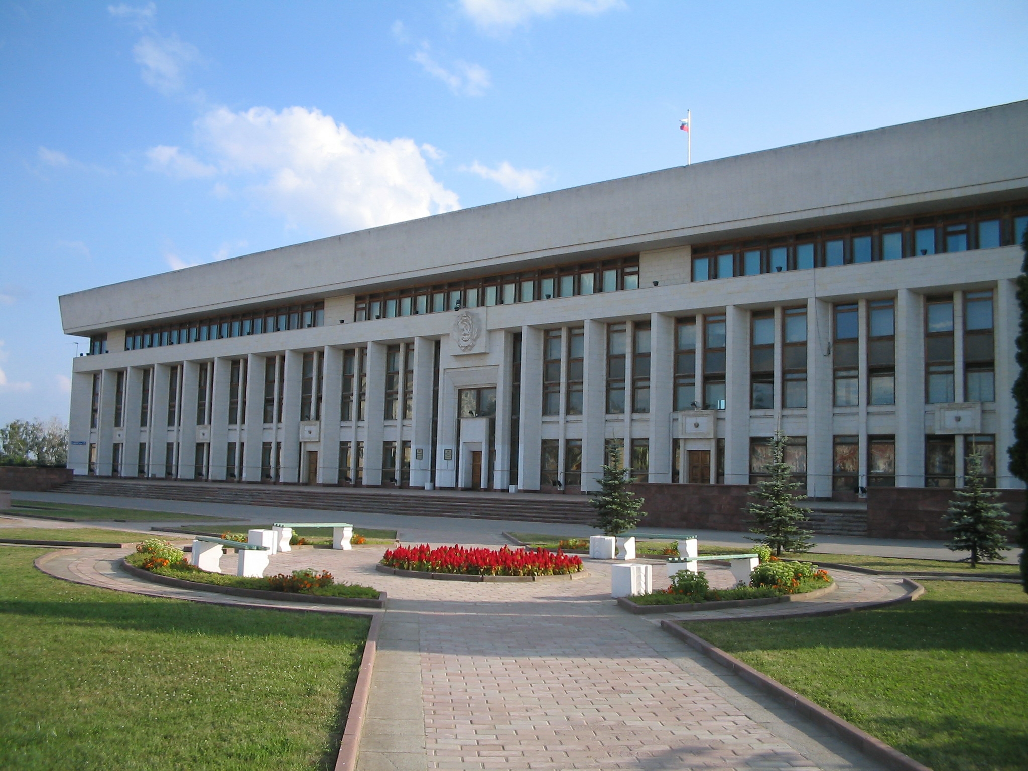Власти Калужской области решили сохранить льготы по оплате жилищно-коммунальных услуг для работающих ветеранов.