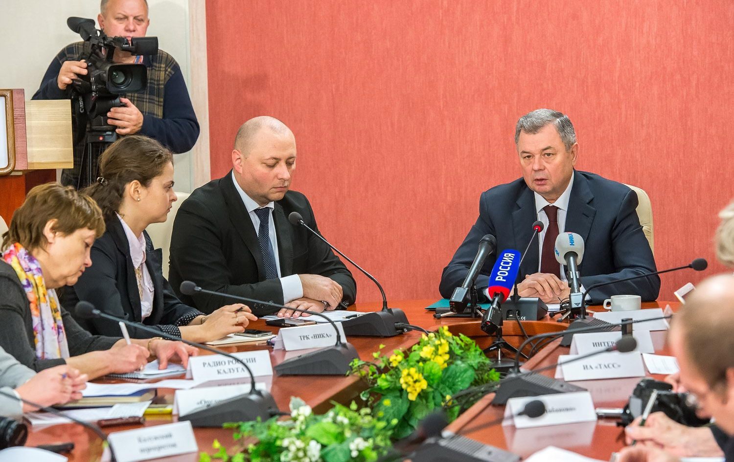 Анатолий Артамонов: экономика области достаточно прочна, чтобы справиться со всеми задачами