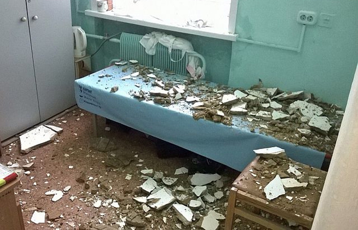 В тульской поликлинике обрушился потолок
