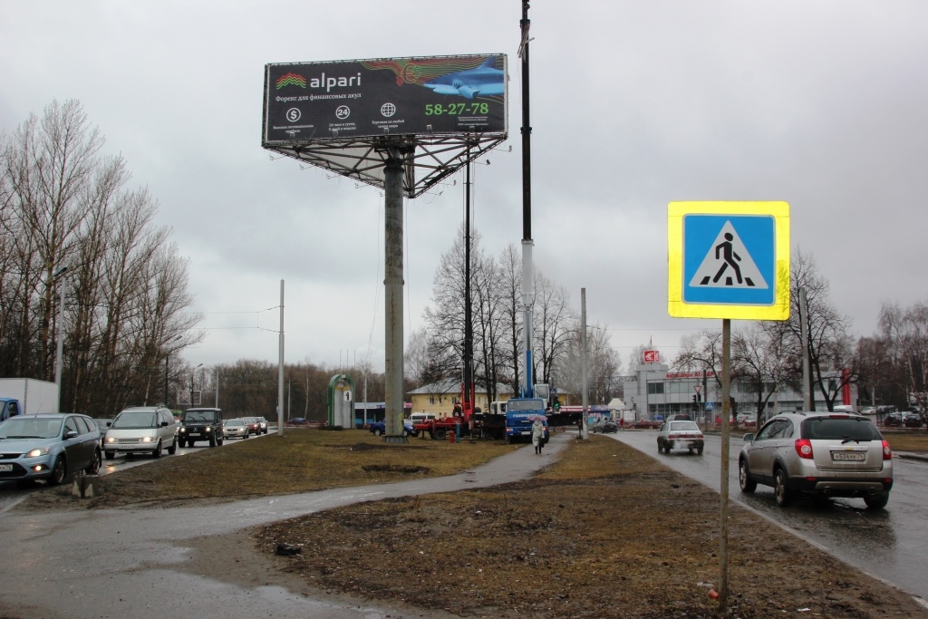 Снято в ярославле. Рекламный щит Ярославль. Остановка Дачная Ярославль. Билборды Ярославль. Билборд в Ярославле в центре.