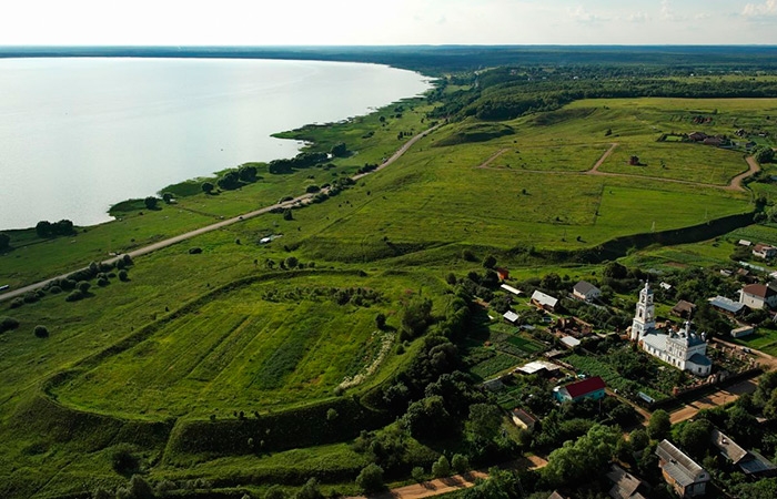 Строители дороги в Ярославской области повредили поселение X-XII вв